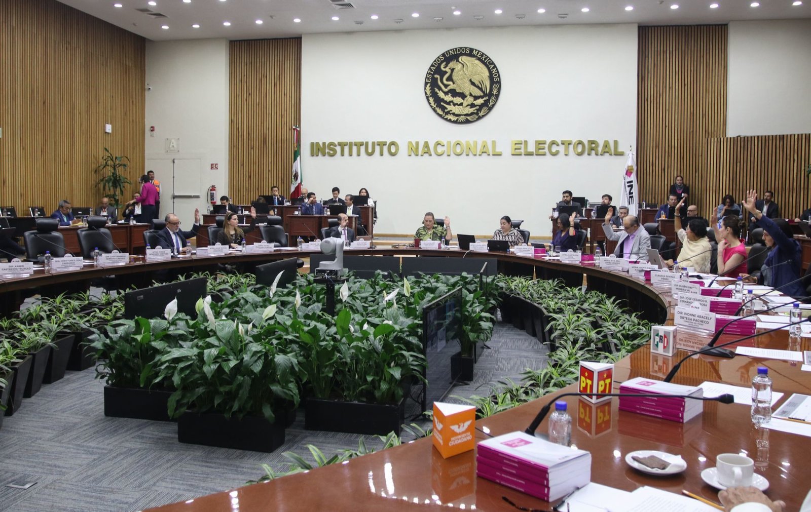 Urna electoral y silla vacía tras la renuncia de Guadalupe Taddei al INE.